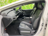 運転に集中できる、シンプルで機能的な空間。上質な素材と丁寧な作り込みが、快適なドライブをサポートします。