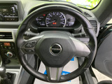 握りやすいステアリングは、運転操作をスムーズに行えます。操作性にも優れ、快適なドライビングをサポートします。
