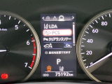 【プリクラッシュセーフティ】前方の車両等を検知し、衝突しそうな時は警報で注意を促し、ブレーキを踏む力をサポート。ブレーキを踏めなかった場合は衝突被害軽減ブレーキが作動、衝突回避をサポートします。
