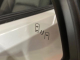 【ブラインドスポットモニター】走行中、ドアミラーの死角になりやすい箇所に後続車が接近するとサイドミラーのレンズに警告を表示!ドライバーに注意喚起をしてくれます。