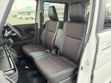 ドライバーシートに座れば、見やすいメーター類と操作しやすいスイッチ類が、運転をサポートします。