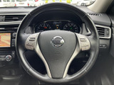 握りやすいステアリングで、運転操作をスムーズに。操作性も高く、長距離ドライブでも疲れにくい設計です。ハンドルの状態も良好です。