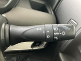 操作しやすいウインカーレバーで、スムーズな車線変更をサポート。視認性も高く、安全な運転に貢献します。