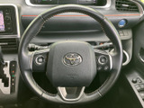 握りやすいステアリングは、長時間の運転でも疲れにくい設計。オーディオやハンズフリー通話など、便利な機能も操作可能です。快適なドライブを。