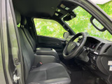 運転席からの眺めは良好。視界が広く、運転に集中できます。シートの素材感も良く、快適なドライブをサポートします。