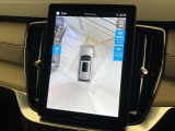 【360&deg;ビューカメラ】4台の高解像度カメラで360度の鳥瞰図を表示。隣の車や壁、死角にある障害物などを画面で確認できるため、狭いスペースでの駐車・出入りも安心です。