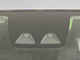 【スマートアシスト】走行中に前方の車両等を認識し、衝突しそうな時は警報とブレーキで衝突回避と被害軽減をアシスト。より安全にドライブをお楽しみいただけます。
