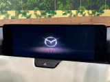 【12.3インチマツダコネクト】車内の雰囲気にマッチした大型ディスプレイ。スマホ接続でのナビ使用やBluetooth再生等、様々な機能が楽しめます。直感的なダイヤル操作が可能で、使い勝手も良好です。