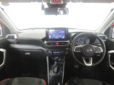 落ち着いたインパネデザインです。運転席から手の届く位置によく使うものが機能的配置されています。