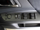 パワーウィンドウスイッチで運転席から全席の窓の開閉ができます。