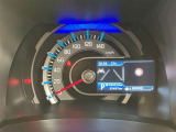 視認性に優れたメーターを採用しており、走行中でも車速や情報が分かりやすく表示されます。運転時の視線移動をむりのない範囲に抑え、快適で安心感のあるドライブをサポートします。