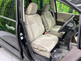 運転席まわりには十分なスペースがあり、大柄な方でもゆったり運転していただける環境です。
