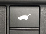 【パワーバックドア】スマートキーや運転席のボタンを押すだけでリアゲートが自動で開閉します!荷物を持っている時や、高い位置にあるバックドアを閉める際に便利な機能です♪