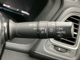 操作しやすいウインカーレバーで、安全な車線変更をサポート。直感的に操作できるので、運転に集中できます。確実な操作感も魅力です。