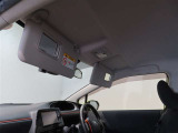 運転席、助手席もバニティーミラーが付いて身だしなみチェックが出来ます!