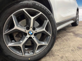 ●純正18インチアルミホイール:輸入車ならではの卓越した走りを支えるホイールと足回りです!日本車の走りに慣れている方にもぜひ体感して頂きたいほど、高いレベルでまとまっています!