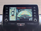 車を上から見下ろした視点で駐車をサポートするパノラマビューを搭載。運転席から確認しにくい車両周囲の状況を確認できます。