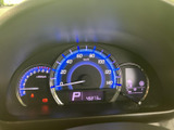視認性の高いメーターは、運転に必要な情報をドライバーにわかりやすく伝えます。青色の照明が、スタイリッシュな印象を与えます。