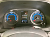 視認性の高いメーター類が、運転に必要な情報を分かりやすく表示。速度や回転数、燃料残量などを一目で確認でき、安全運転をサポートします。