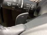 【パドルシフト】ハンドルから手を離さずに素早くシフトアップ&ダウンができるので、エンジンブレーキを使う下り坂や高速道路の合流で加速したい場面で役立ちます。