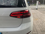 LEDテールランプ(ダイナミックターンインジケーター付き)特徴的な配光パターンによって後続車からの視認性が高まり、万一の追突の危険性を軽減します。