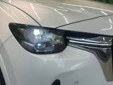 【LEDヘッドライト】悪天候や夜間走行時も良好な視界を確保し安心して運転できる高輝度LEDヘッドライトを装備!点灯速度が早く、消費電力も抑えられています。