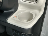【ホッとカップホルダー】ホットドリンクをちょうどいい温度でキープしてくれる保温機能付きのカップホルダーです。冬の寒い日でも快適なドライブを♪