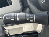 雨天時でもクリアな視界を確保できるワイパーレバー。操作も簡単で、安全運転をサポートします。運転に集中できます。