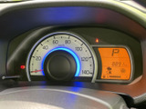 見やすいメーター類で、運転に必要な情報を的確に把握できます。デジタル表示を採用し、モダンな印象を与えます。