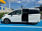 電動でらくらく開閉するスライドドアです!リモコンや運転席のスイッチ操作のほか、ドアハンドルを少し引くだけでリアドアが自動開閉します