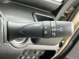 操作しやすいウインカーレバーで、安全な車線変更をサポート。オートリターン機能も搭載されており、快適な運転をサポートします。