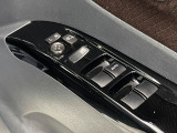 【電動格納ミラー】サイドミラーは電動格納式となっており、狭い駐車場でもキズがつくリスクを抑えられます。