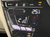 【オートエアコン】一度お好みの温度に設定すれば、車内の温度を検知し風量や温度を自動で調整。暑い&hellip;寒い&hellip;と何度もスイッチ操作をする必要はありません。快適な車内空間には必須の機能ですね♪