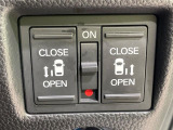 【両側パワースライドドア】スマートキーや運転席のスイッチで後席両側スライドドアの開閉が可能♪電動だから力を入れてドアを開ける必要が無く、小さなお子様でも簡単に開け閉めでき快適です♪