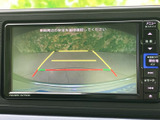 後方の状況を画面で確認できるので、狭い場所での駐車や車庫入れが格段に楽になります。安全確認をサポートし、安心の運転を支援します。