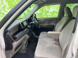 運転席に座ると、視界の広さに驚きます。操作系の配置も考え抜かれており、運転に集中できます。