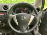 握りやすいステアリングは、長距離運転でも疲れにくい設計です。操作しやすい位置に配置されたスイッチで、運転に集中できます。