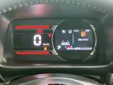 視認性の高いメーター類で、運転に必要な情報を的確に把握できます。運転に集中できる、シンプルで洗練されたデザインです。