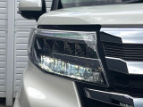 【LEDヘッドライト】悪天候や夜間走行時も良好な視界を確保し安心して運転できる高輝度LEDヘッドライトを装備!点灯速度が早く、消費電力も抑えられています。
