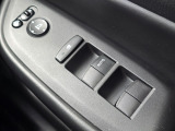 各席のパワーウインドウを手元で操作可能。使い勝手の良い設計です。