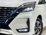 【LEDヘッドライト】悪天候や夜間走行時も良好な視界を確保し安心して運転できる高輝度LEDヘッドライトを装備!点灯速度が早く、消費電力も抑えられています。