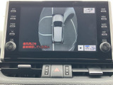 駐車時の安全をサポートするバックモニター。狭い場所でもスムーズな車庫入れが可能です。ガイドライン表示で、駐車時の距離感を把握しやすくなっています。