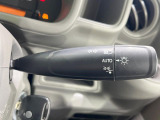【オートライト】周りの明るさに応じて自動でヘッドライトの点灯・消灯ができる機能です!ライトの付け忘れ・消し忘れなどが無くなり、雨の日や夕方の走行も安心!トンネル通過時も便利ですね♪