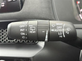 【オートワイパー(AUTO)】雨が降り出した時に、雨滴検出用センサー(レインセンサー)が雨滴を感知すると、自動でワイパーが動作します。