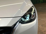 【LEDヘッドライト】悪天候や夜間走行時も良好な視界を確保し安心して運転できる高輝度LEDヘッドライトを装備!点灯速度が早く、消費電力も抑えられています。