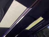 【ガラスルーフ】ガラスルーフ搭載で車内の解放感が一気にアップ!開放的なドライブをお楽しみいただけます。