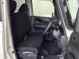 フロントシートはベンチシートです。ベンチシ―トは運転席と助手席の移動もスムーズ!狭い駐車場での乗り降りに便利です。シートの間にコンソールボックスやドリンクホルダーがないため、車内空間も広く感じます