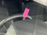 フロントガラスに飛び石キズあり。納車前の点検時に交換対応させていただきます。