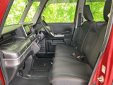 運転席からの視界が広く、周囲の状況を把握しやすいです。操作しやすい配置になっているので、運転に集中できます。