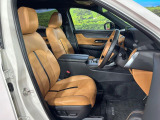 運転席まわりには十分なスペースがあり、大柄な方でもゆったり運転していただける環境です。
